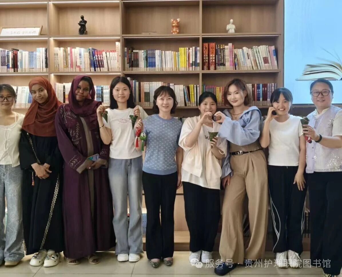 当粽叶的翠绿晕染墨香,