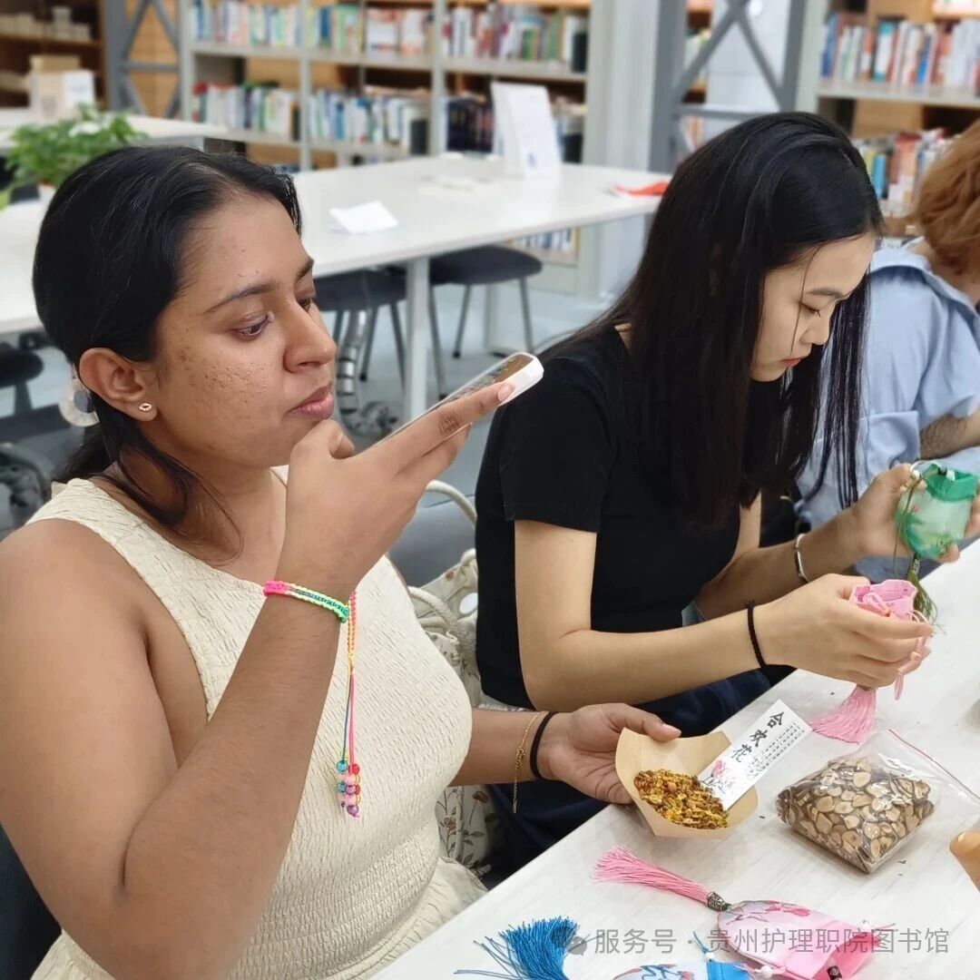 当粽叶的翠绿晕染墨香