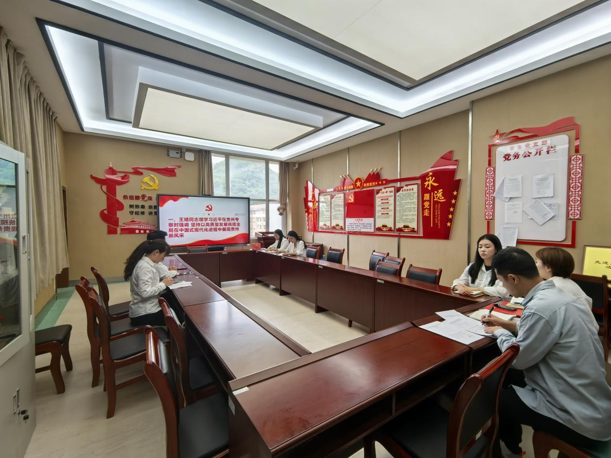 各党支部充分发扬党内民主